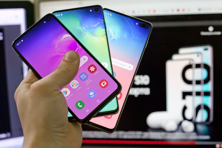 Supermercados ofrecen celulares con descuento.