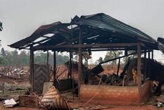La BBC ha recibido varias imágenes de edificios dañados en la aldea de Naung Lin, en el estado de Shan, donde se cree que combatientes de la junta de Myanmar lanzaron bombas el viernes por la noche.