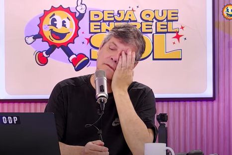 El presentador hizo una durísima crítica a la labor de los noteros. El presentador hizo una durísima crítica a la labor de los noteros.