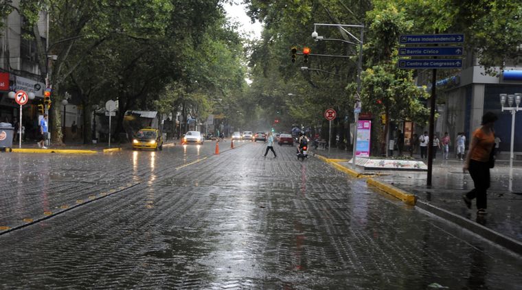 Anoche comenzaron las lluvias en muchos puntos de la provincia y continuarían durante este miércoles Foto: Alf Ponce/MDZ