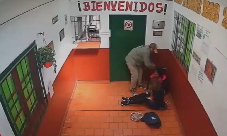 Delincuentes armados entraron en una escuela y maniataron a madres y docentes Foto: Captura de video