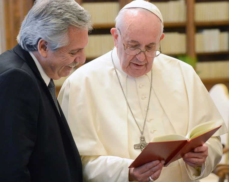 El papa Francisco trató de hipócritas a los políticos que son de una manera en público y de otra en privado Foto: Twitter (@alferdez)