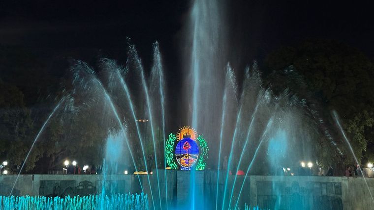 La Plaza Independencia vibró al ritmo de los grandes éxitos de Enanitos Verdes. La Plaza Independencia vibró al ritmo de los grandes éxitos de Enanitos Verdes.