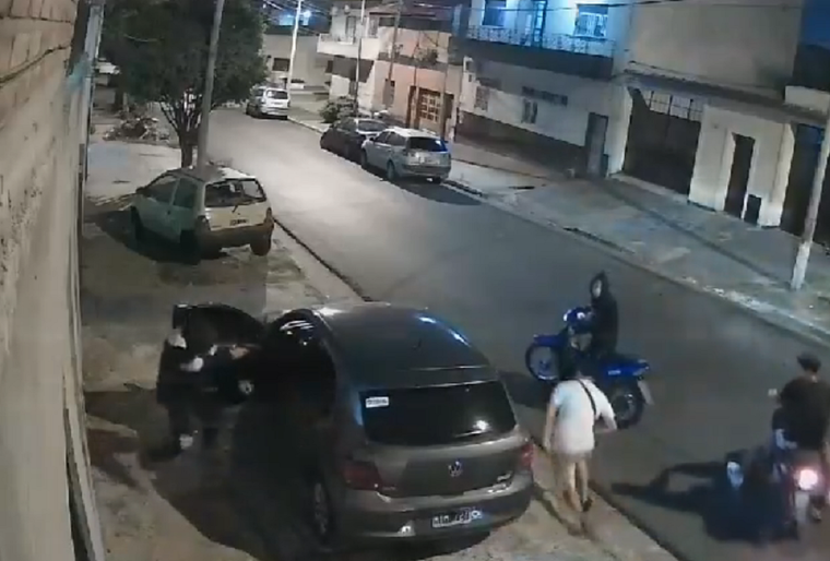 El momento en que la policía fue baleada en La Tablada Foto: Captura de video