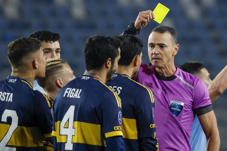 El juez colombiano Wilmar Roldán le muestra la amarilla a Leandro Paredes después del cruce que tuvieron en pleno duelo de la sufrida clasificación de Boca en Chile.