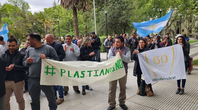 Los empleados de Plastiandino se manifestaron en San Rafael Foto: MDZ
