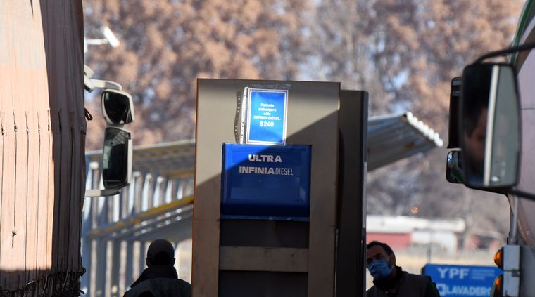 El cartel indica que el precio es de $240 por litro Foto: ALF PONCE MERCADO / MDZ