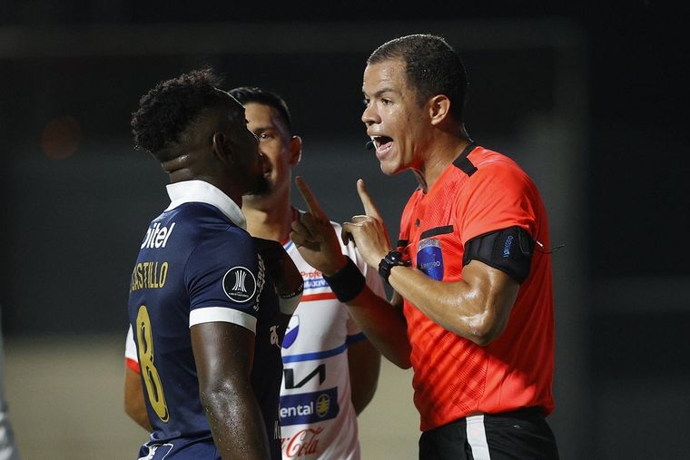 Eryc Castillo, de Alianza Lima discute con el arbitro colombiano Jhon Ospina, quien cobró un penal muy discutido. Foto: EFE