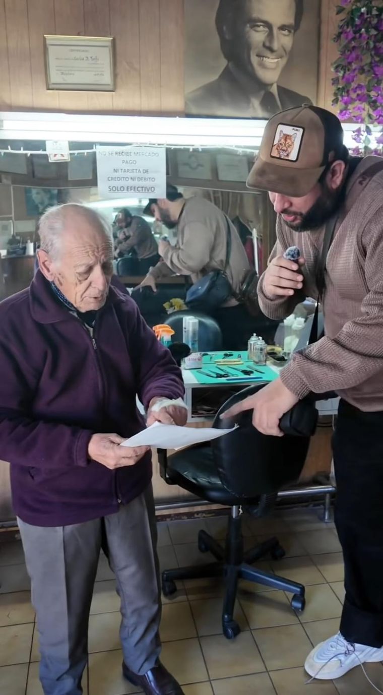 El peluquero mendocino repasa su emocionante trayectoria junto a Turismo Lichi a través de recuerdos guardados en el salón. El peluquero mendocino repasa su emocionante trayectoria junto a Turismo Lichi a través de recuerdos guardados en el salón.