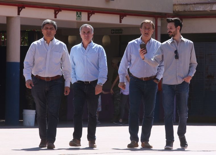 Alejandro Pérez (segundo de izquierda a derecha) uno de los directores de Casinos, junto al gobernador electo. Foto: Gentilieza.