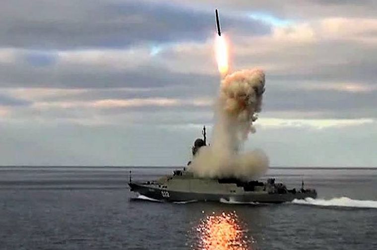 Un navío ruso dispara un misil de crucero Kalibr contra posiciones ucranianas desde el Mar Negro Foto: Navy Recognition