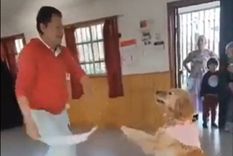 Viral A falta de pareja, parece que la mascota fue un buen compañero de baile Foto: Captura de video