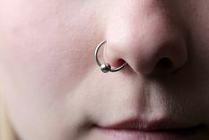 Descubre el significado de tocarse la nariz en una conversación Foto: Shutterstock Descubre el significado de tocarse la nariz en una conversación Foto: Shutterstock