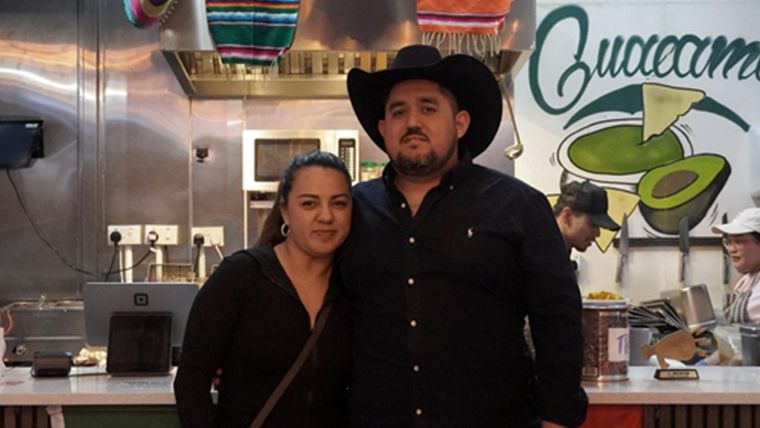 Juan Manuel De la Torre logró abrir su taquería en el mercado de Peckham Rye Lane junto con su esposa Gabriella.