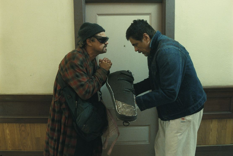 Leonardo DiCaprio y Benicio del Toro protagonizan Una batalla tras otra. Leonardo DiCaprio y Benicio del Toro protagonizan Una batalla tras otra.