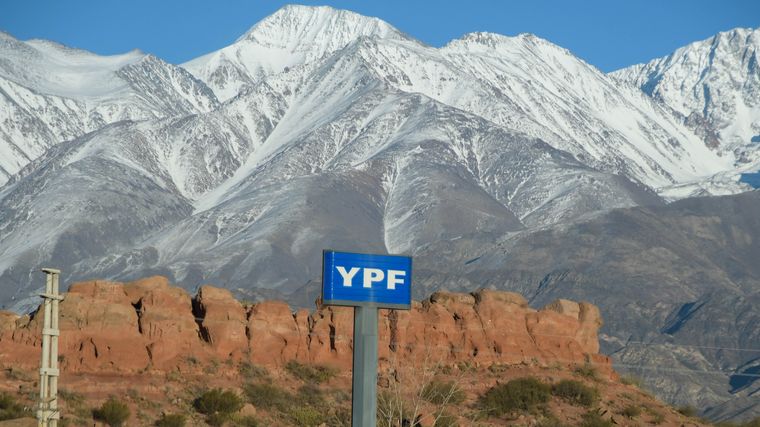 Invierno, montaña, nieve y sol desde Potrerillos. Invierno, montaña, nieve y sol desde Potrerillos.