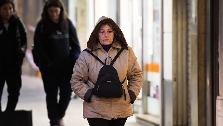La Dirección General de Escuelas dispuso clases virtuales este lunes por las bajas temperaturas y la acumulación de nieve en varios puntos del territorio provincial.