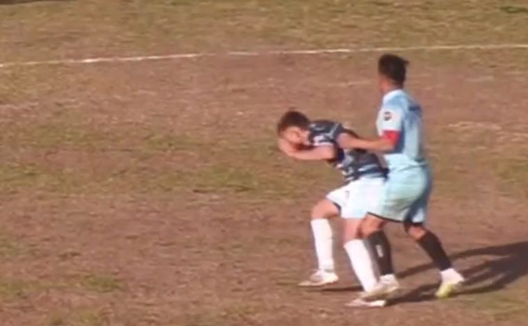 El futbiolista recibió un golpe de puño de atrás. 