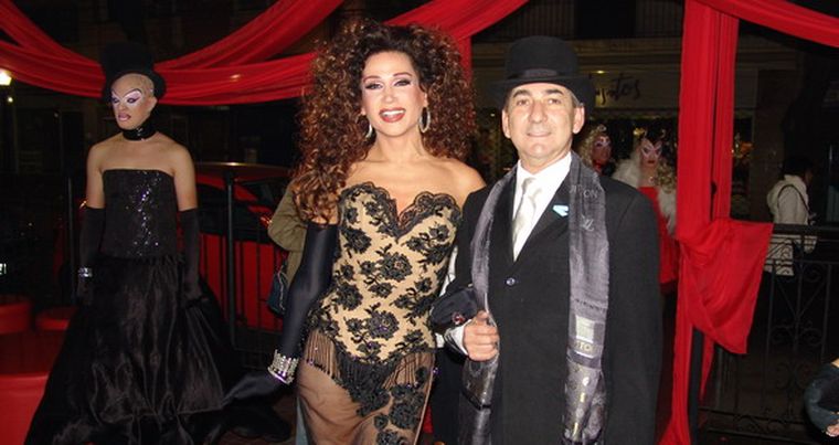 Gustavo Moro -el invitado de la noche- junto a Tito Bustos -creador de La Reserva- llegaron en un auto antiguo y, como todos, desfilaron por la red carpet. Foto: MDZ