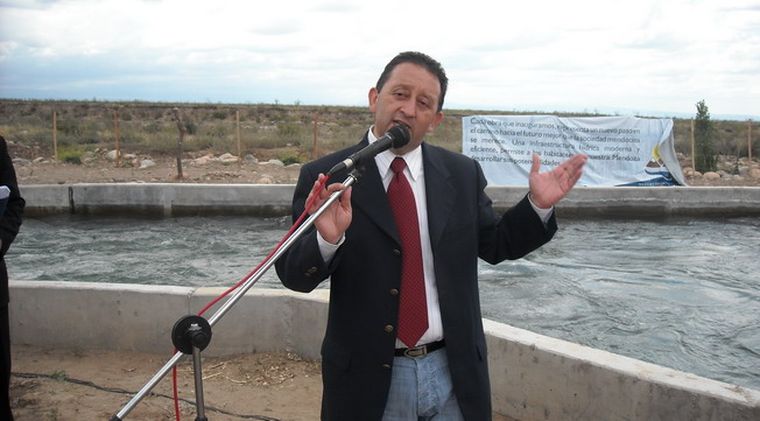 El gobernado Celso Jaque, durante la inaguración de la obra de Irrigación.