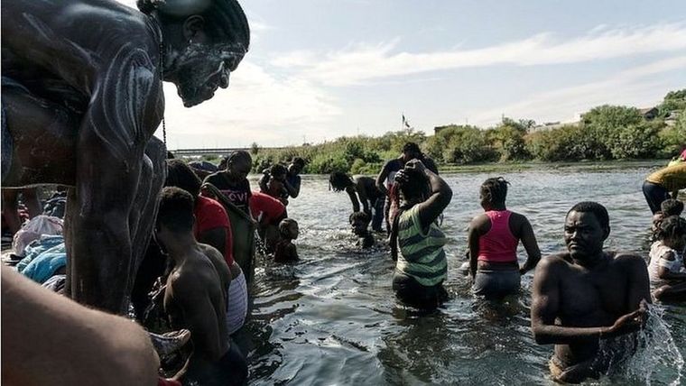 Una de las imágenes del año: hasta 12.000 migrantes, en su mayoría haitianos, fueron retenidos en un campamento improvisado bajo un puente que entre Texas y México, en septiembre. Foto: REUTERS