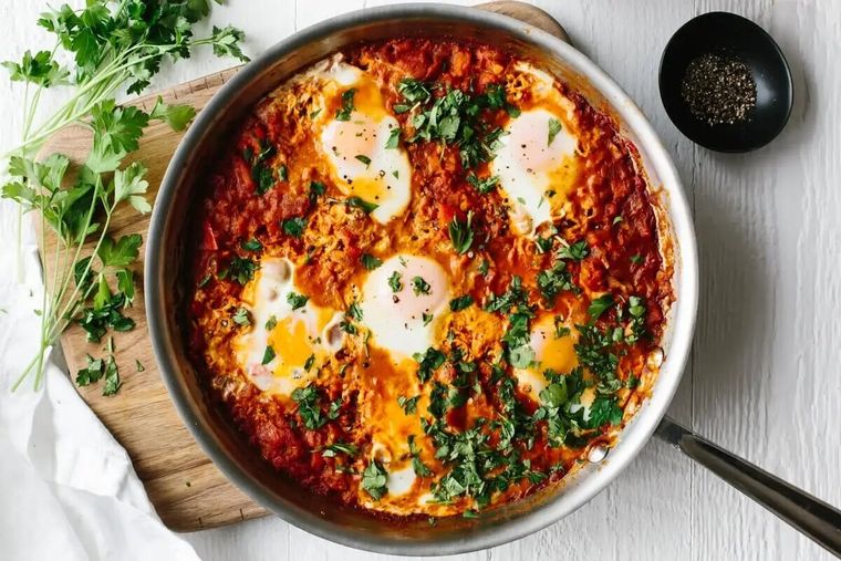 Shakshuka con huevos y vegetales Una receta simple y en pocos pasos para sorprender a tu familia. Foto: Shutterstock