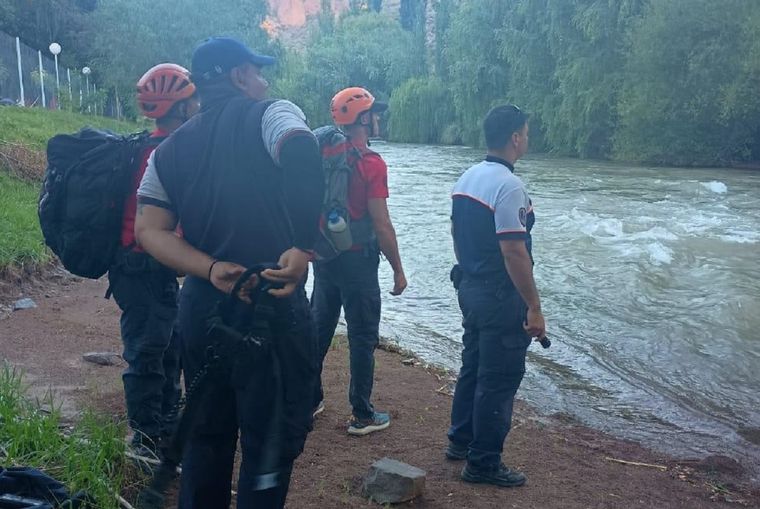 El rescate terminó sin heridos y con un amplio despliegue de asistencia tanto para el joven como para su familia, que aguardaba en el camping.