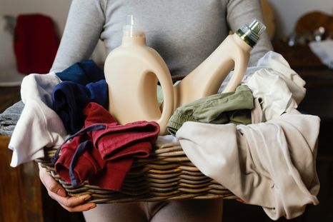 TRUCO VIRAL El olor a humedad se puede generar cuando se guarda la ropa sin que se haya secado bien Foto: Freepik