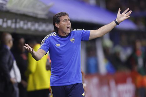 Úbeda y un gesto pocas veces visto: le firmó la camiseta a un hincha en pleno Boca 3-0 Barcelona (E). Úbeda y un gesto pocas veces visto: le firmó la camiseta a un hincha en pleno Boca 3-0 Barcelona (E).