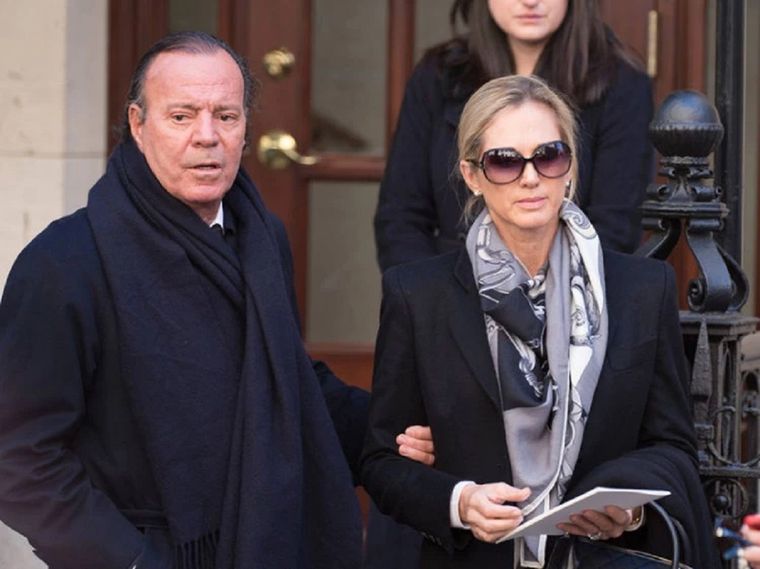 Julio Iglesias junto a su esposa Miranda Rijnsburger Foto: Instagram