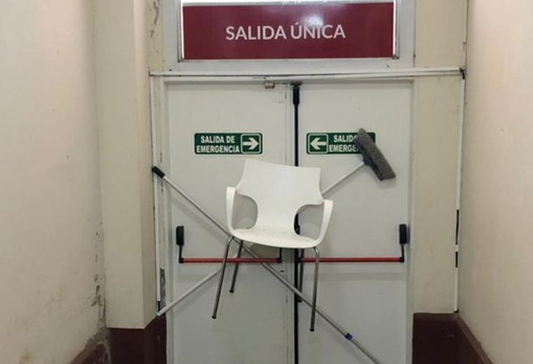 Una puerta trabada con una silla y un palo de escoba. Foto: Twitter