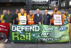 El Secretario General del Sindicato RMT, Mick Lynch (C), se ve en la línea de piquete fuera de la estación de tren de Euston, Londres, Gran Bretaña, el 20 de agosto de 2022. Las huelgas ferroviarias nacionales en Gran Bretaña están causando una gran interrupción del tren en medio de una disputa en curso sobre salarios, empleos y condiciones. (Reino Unido, Londres) Foto: EFE/EPA/Joshua Bratt