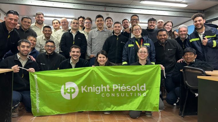 La fuerza del equipo: al trabajar en roster, los vínculos creados entre colegas se convierten en el motor que impulsa el logro de los objetivos.