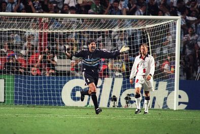 MDZol | Carlos Roa sale en búsqueda de sus compañeros tras contenerle el penal a David Batty