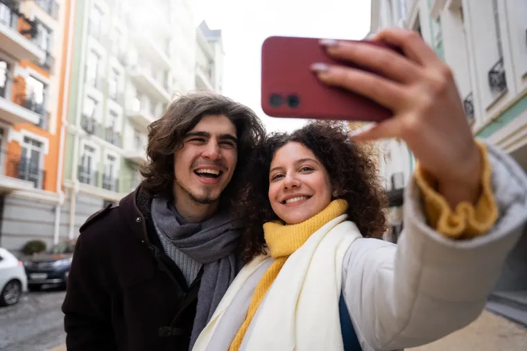 La felicidad dejó de ser solamente un anhelo para convertirse, también, en una exigencia. La felicidad dejó de ser solamente un anhelo para convertirse, también, en una exigencia.