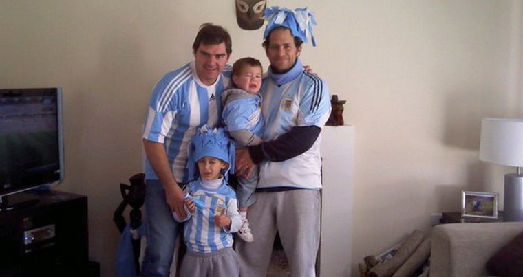 Ricardo Cohn, su cuñado Nicolás y sus hijos Ignacio y Facundo a puro festejo. Foto: Gentileza