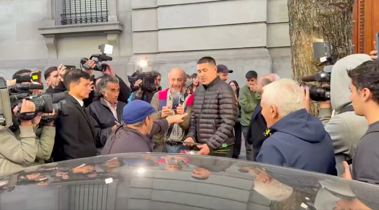 Juan Román Riquelme estuvo presente en el velorio de Gatti. Foto: Captura