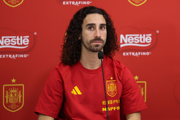 Cucurella prometió raparse la cabeza si sale campeón del mundo con España en 2026. Foto: EFE Cucurella prometió raparse la cabeza si sale campeón del mundo con España en 2026. Foto: EFE