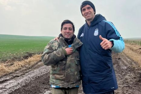 Un padre y su hijo ayudaron al Dibu y se llevaron un regalo inolvidable.