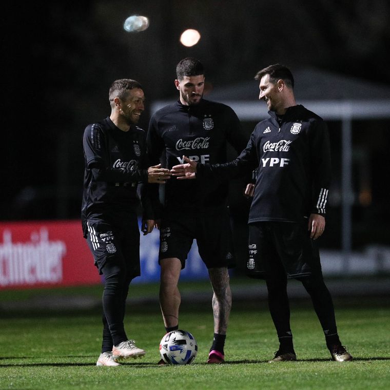 Papu Gómez, De Paul y Messi. Foto: @Argentina