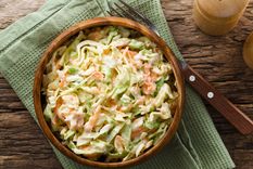Ensalada coleslaw Una receta simple y deliciosa de ensalada coleslaw en minutos. Foto: Shutterstock