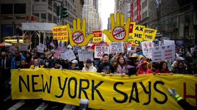 Los organizadores convocaron la protesta bajo el lema Manos fuera. Foto: BBC