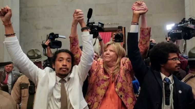 Justin Jones, Gloria Johnson y Justin Pearson levantan las manos en medio del capitolio estatal en Nashville, Tennessee. Foto: Reuters