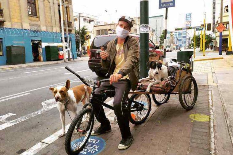 El argentino varado en Perú no quiere ser repatriado sin los perros que conoció durante su viaje
