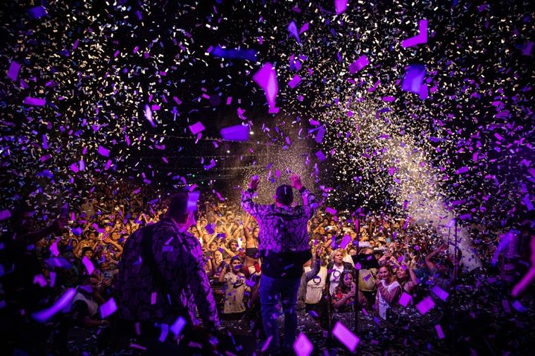 Mayra Mendoza armó un fiestón de carnaval.