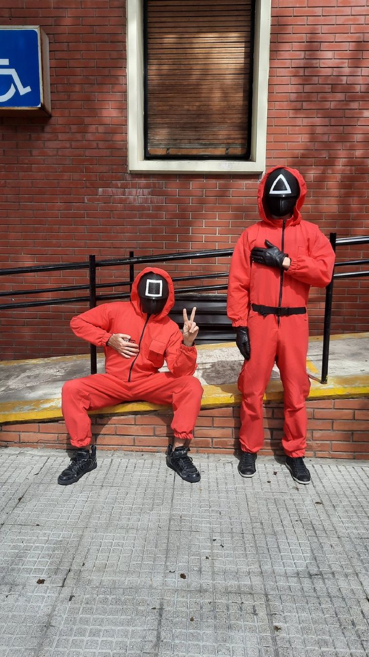 Dos personas llegaron a votar disfrazadas de personajes de El Juego del Calamar. Foto: Twitter (@beletchenique)