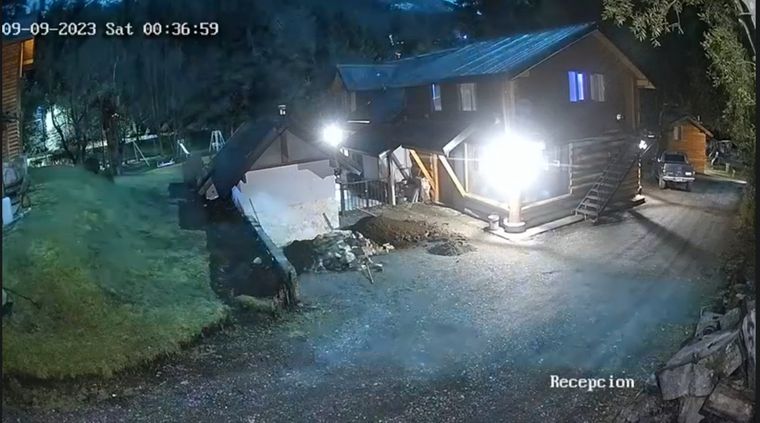 Una extraña luz de lo que los especialistas creen que fue un meteorito sorpendió anoche en el cielo de Bariloche Foto: Captura de video