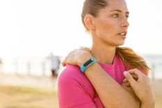 una pulsera que mide grasa corporal y masa muscular