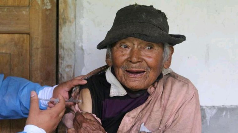 El hombre de 121 años fue inoculado contra el coronavirus