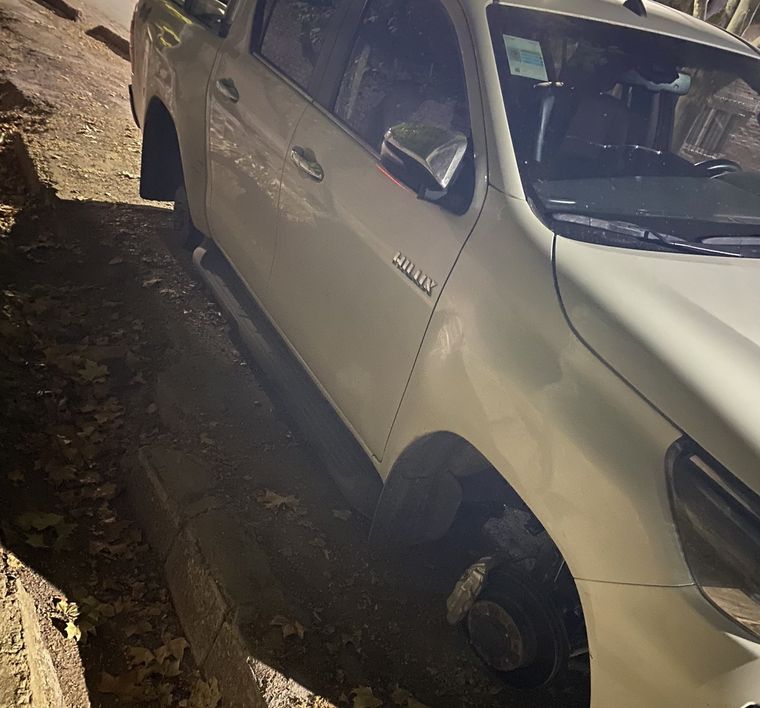 Así quedó la camioneta de la víctima del robo. Foto: X @LuisReginato1